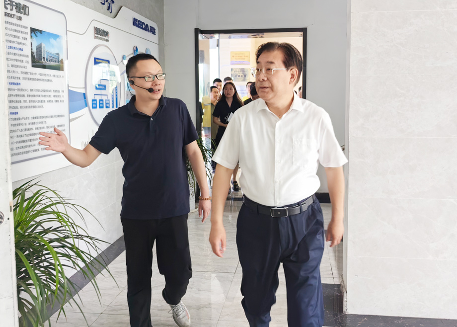 馬鞍山市委書記袁方及市長葛斌分別蒞臨安徽科達(dá)新材料、安徽科達(dá)機(jī)電考察調(diào)研